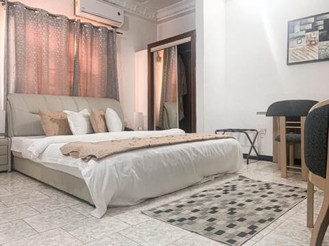 Premium bedding, desk, WiFi (free), bed sheets