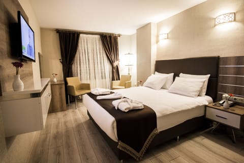 Business Room | Minibar, in-room safe, desk, laptop workspace
