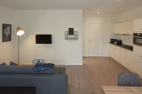 Deluxe Apartment | Hypo-allergenic bedding, pillowtop beds, in-room safe