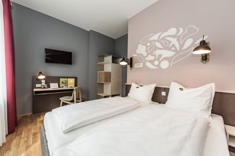 Hypo-allergenic bedding, in-room safe, desk, blackout drapes