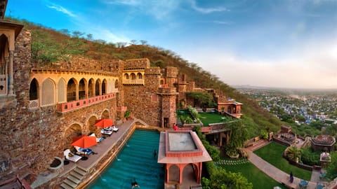 2 outdoor pools