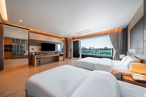 Suite, Balcony (Front View) | Desk, blackout drapes, soundproofing, free WiFi