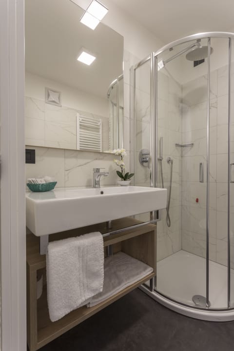 Double Room, 2 Twin Beds | Bathroom | Shower, rainfall showerhead, free toiletries, hair dryer