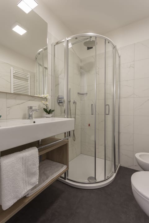 Double Room, 1 Double Bed | Bathroom | Shower, rainfall showerhead, free toiletries, hair dryer