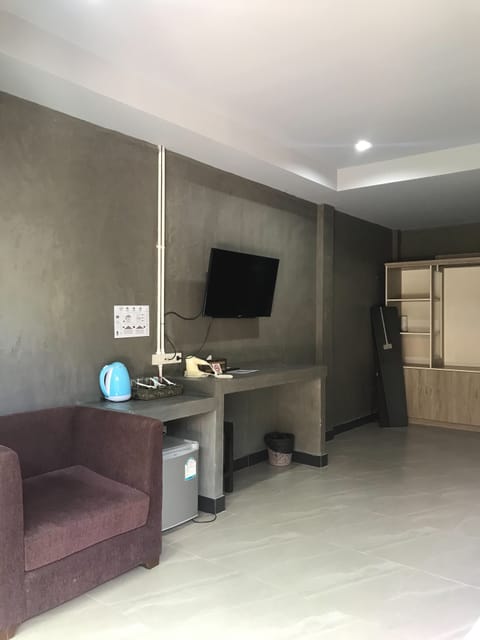 Deluxe Triple Room | Living area | 32-inch flat-screen TV with cable channels, TV