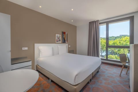 Room, 1 King Bed, River View | Premium bedding, in-room safe, desk, soundproofing