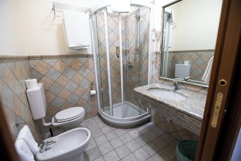 Comfort Double or Twin Room | Bathroom | Shower, free toiletries, hair dryer, bidet