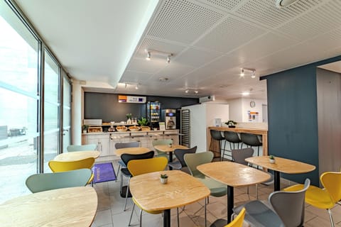 Daily continental breakfast (EUR 9 per person)