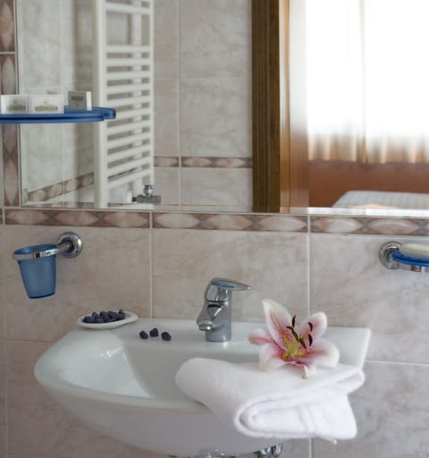 Standard Triple Room | Bathroom | Free toiletries, hair dryer, towels