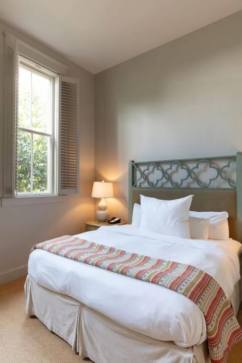 Deluxe Room, 1 King Bed | In-room safe, individually decorated, individually furnished, desk