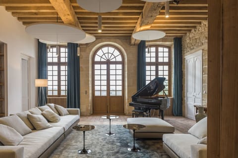 Lobby lounge