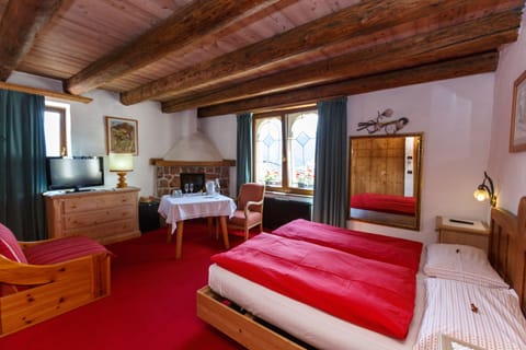 Deluxe Double Room | Minibar, in-room safe, desk, cribs/infant beds