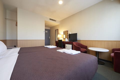 Twin Room, Smoking | Desk, free wired internet
