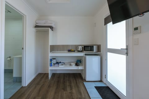 Motel Room (Unserviced) | Living area | 50-cm flat-screen TV with digital channels, TV