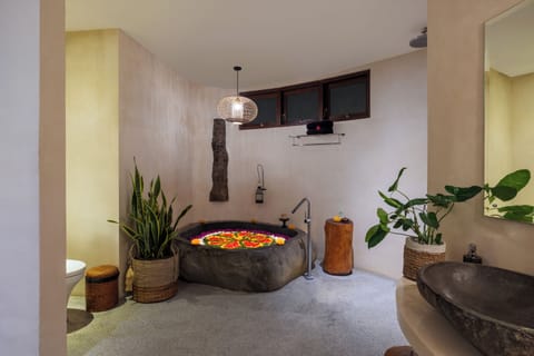 Tropical Deluxe  Room Pool View | Bathroom | Separate tub and shower, free toiletries, bathrobes, towels