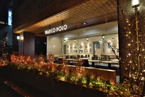 4 restaurants; breakfast, lunch, and dinner served