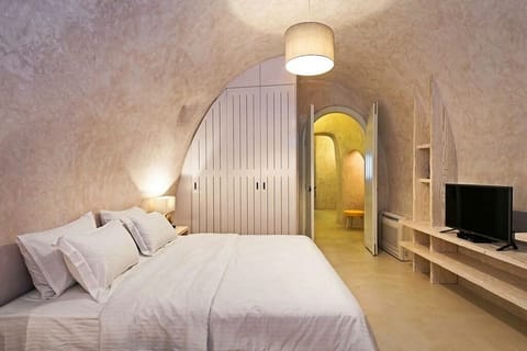 Deluxe Villa, Jetted Tub | In-room safe, individually decorated, individually furnished