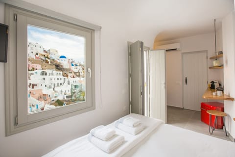 Suite (Petit, Outdoor heated Jetted Tub) | In-room safe, individually decorated, individually furnished