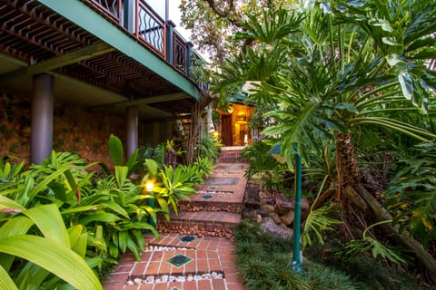 Honeymoon Suite, 1 King Bed, Hot Tub, Garden View | Reception