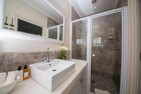 Standard Room, 1 Bedroom | Bathroom | Combined shower/tub, free toiletries, hair dryer, bathrobes