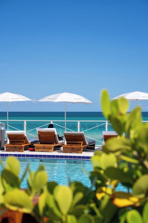 4 outdoor pools, sun loungers