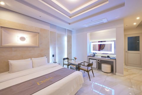 Standard Double Room | In-room safe, soundproofing, free WiFi, bed sheets