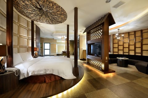 VIP Suite | Down comforters, pillowtop beds, minibar, individually decorated