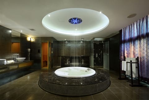 Deluxe Double Room | Bathroom | Shower, free toiletries, hair dryer, slippers