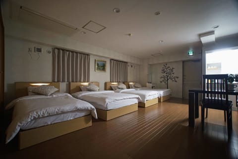 Family Room | Premium bedding, desk, soundproofing, free WiFi