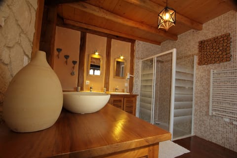 Apartment, 1 Bedroom (Meditée) | Bathroom | Shower, rainfall showerhead, hair dryer, towels