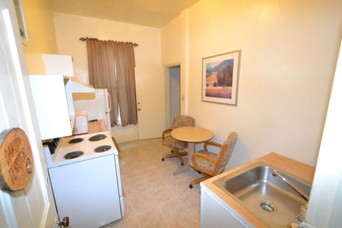 Dakota - full kitchen, bedroom, private restroom/shower | Private kitchen | Fridge, microwave