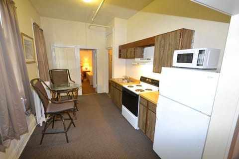 Presidential - Living room, bedroom, full kitchen, private restroom/shower | Private kitchen | Fridge, microwave