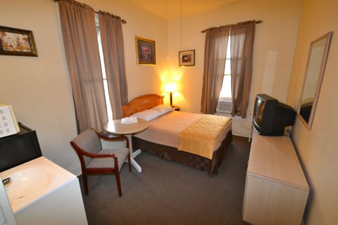 Sundance Kid - Microwave/fridge and sink in room. Shared community restrooms/showers | Free WiFi, bed sheets