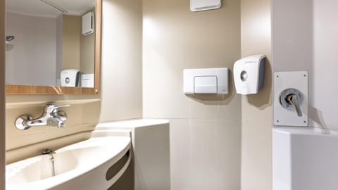 Shower, eco-friendly toiletries, towels