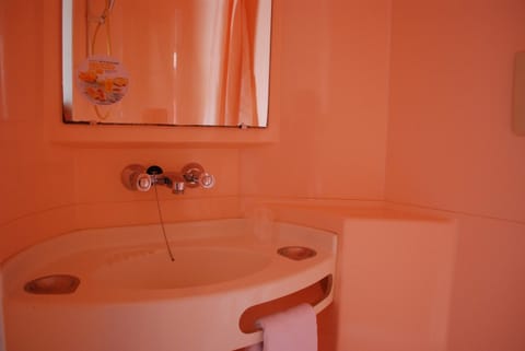 Shower, eco-friendly toiletries, towels