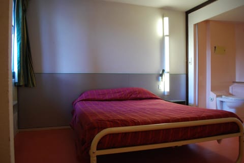Standard Room, 1 Double Bed | Desk, blackout drapes, free WiFi, bed sheets