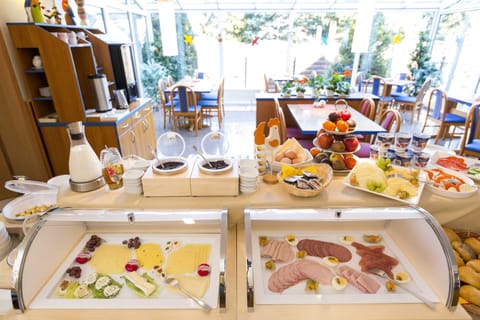 Daily buffet breakfast for a fee