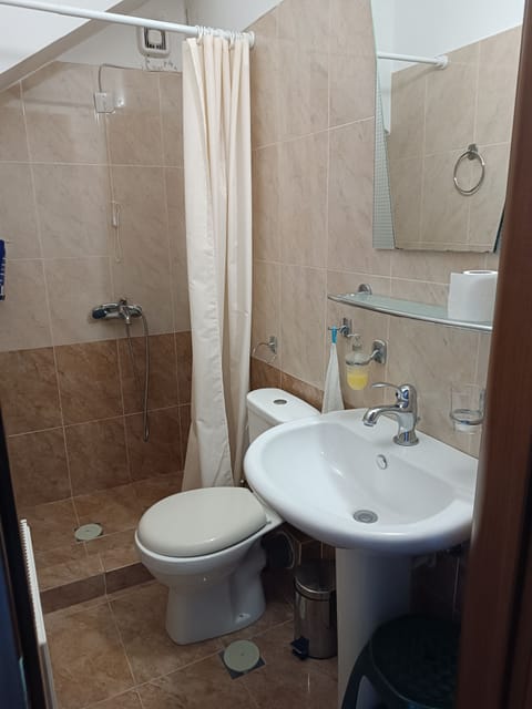 Double Room | Bathroom | Shower, free toiletries, hair dryer, bathrobes
