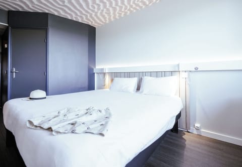 Standard Room, Multiple Beds | Premium bedding, in-room safe, desk, blackout drapes