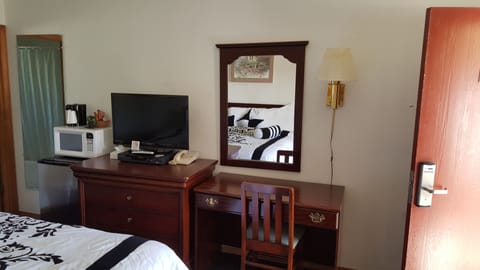 Room, 1 King Bed, Non Smoking | Soundproofing, rollaway beds, free WiFi, bed sheets