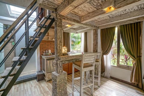 Traditional Queen Loft (Summit) | In-room dining