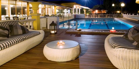 Outdoor pool, sun loungers
