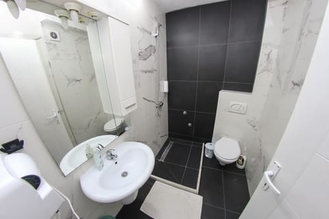 Standard Triple Room | Bathroom | Shower, free toiletries, hair dryer, towels