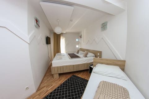 Standard Triple Room | Desk, soundproofing, iron/ironing board, free WiFi