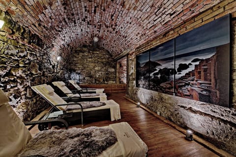 Sauna, steam room, body treatments, aromatherapy, hot stone massages