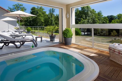 Indoor spa tub