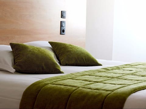 Desk, cribs/infant beds, rollaway beds, free WiFi