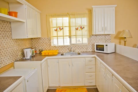Apartment, 2 Bedrooms, Kitchen, Ground Floor | Private kitchen | Coffee/tea maker, fridge, microwave, stovetop