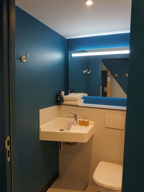 Room, 1 Double Bed | Desk, free cribs/infant beds, free WiFi, bed sheets