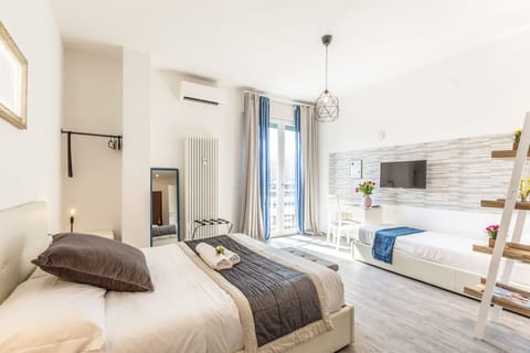 Executive Suite | Egyptian cotton sheets, premium bedding, down comforters, minibar